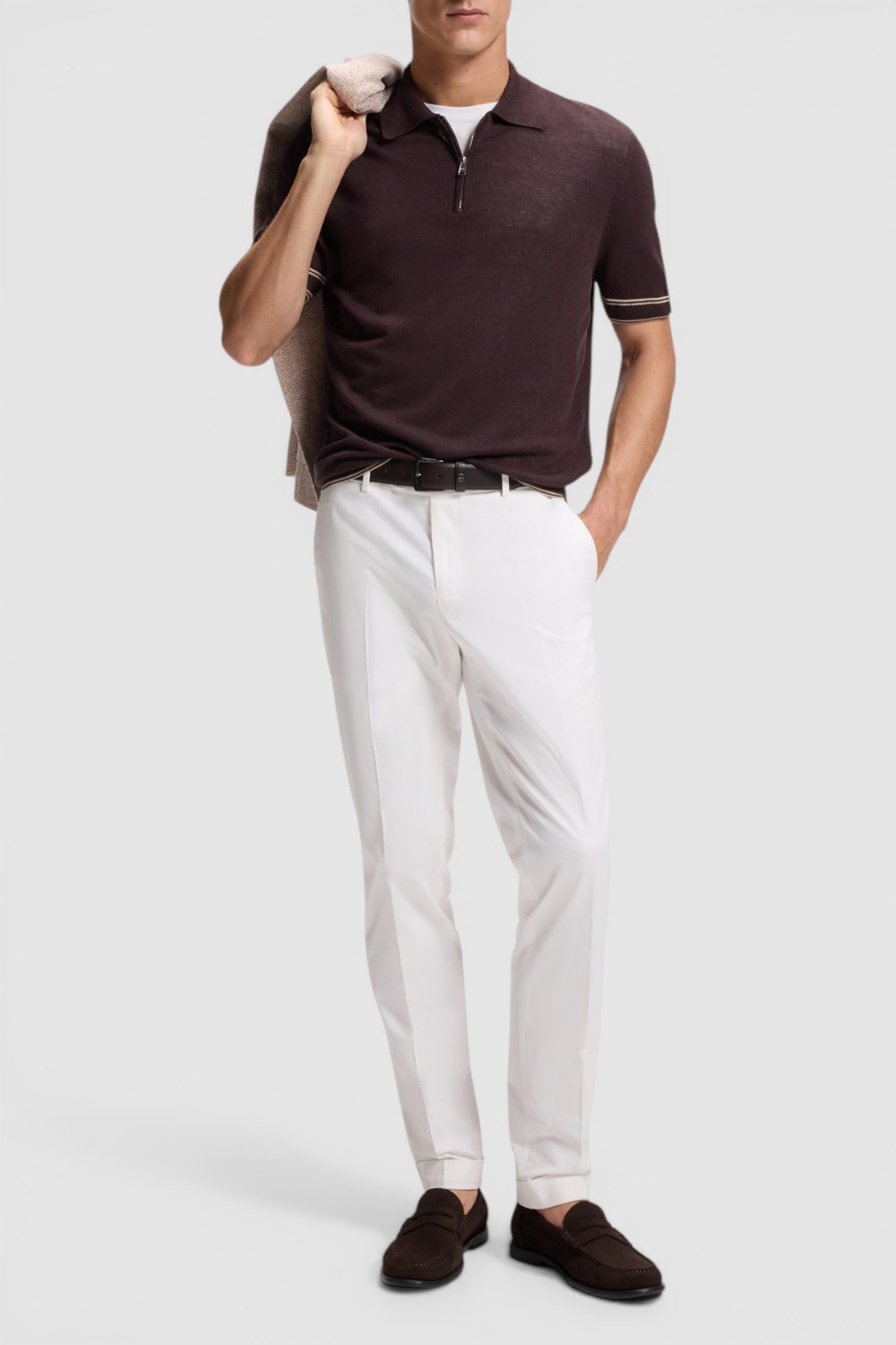 תמונת כל הלוק של מכנסיים מחויטים בגזרת סלים